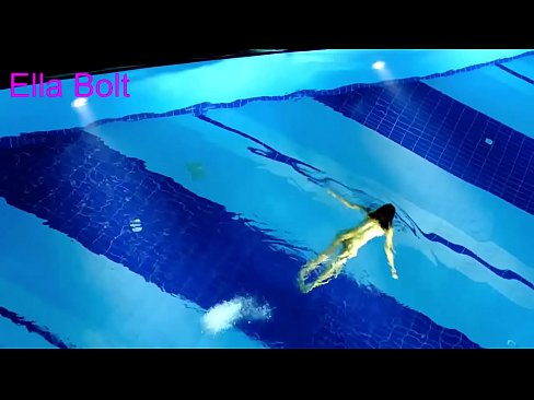 ❤️ मी पाहणे थांबवू शकत नाही, तरुण गोरा ELLA BOLT रिसॉर्ट पूलमध्ये नग्न पोहताना पकडला गेला गुदद्वारासंबंधीचा अश्लील  ️❤